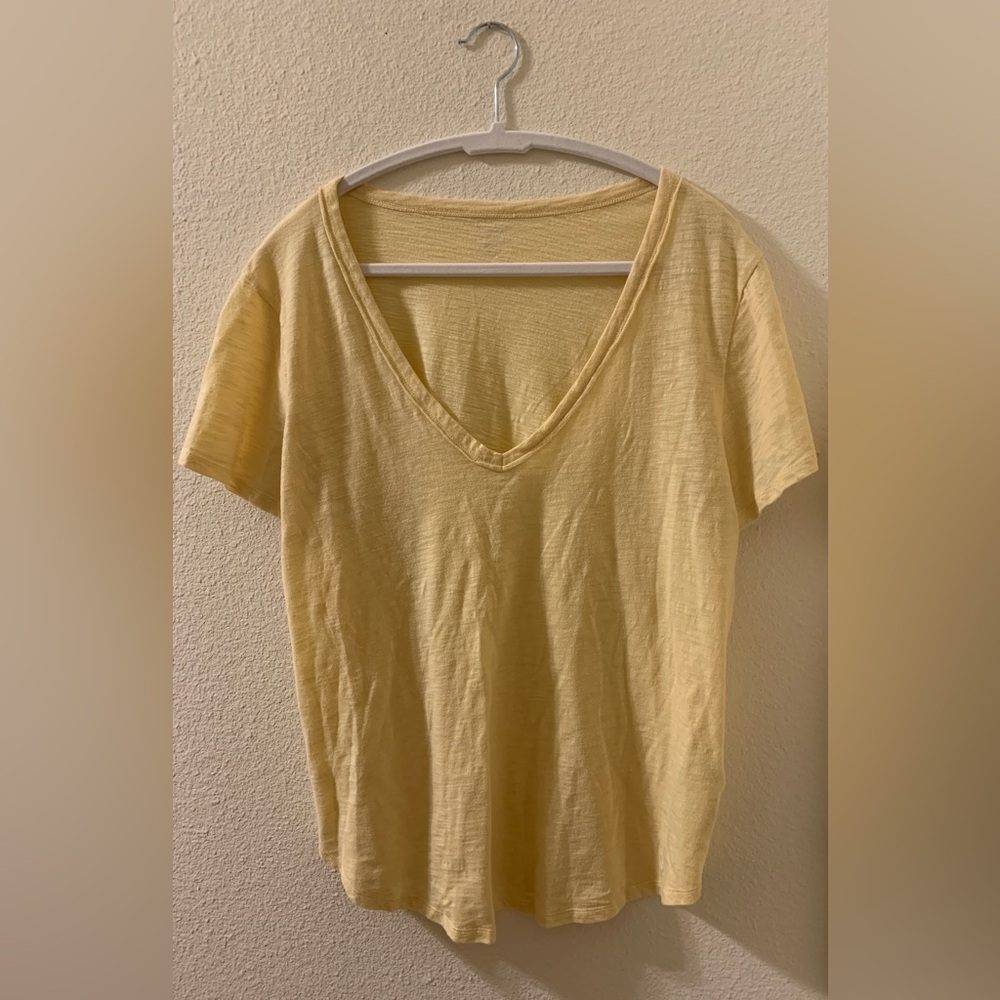 Abercrombie & Fitch women’s adult XL short sleeve yellow v-neck t-shirt
